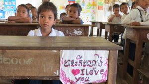 IMG_0523 girl love you sign